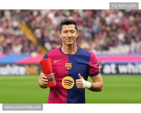 莱万多夫斯基在诺坎普盛大亮相，备受期待开启巴萨新篇章